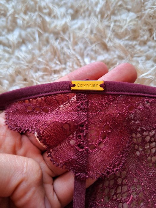 Nowe bordowe koronkowe stringi damskie Calvin Klein