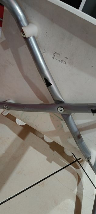 Białe krzesło Ikea.