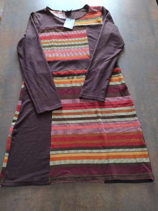 Vestido castanho com padrões laranja, vermelhos e tons terra da Natura