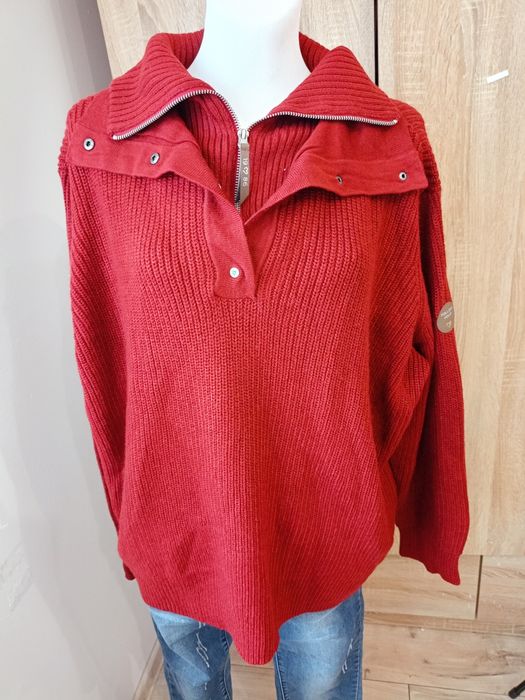 Ciepły sweterek damski.