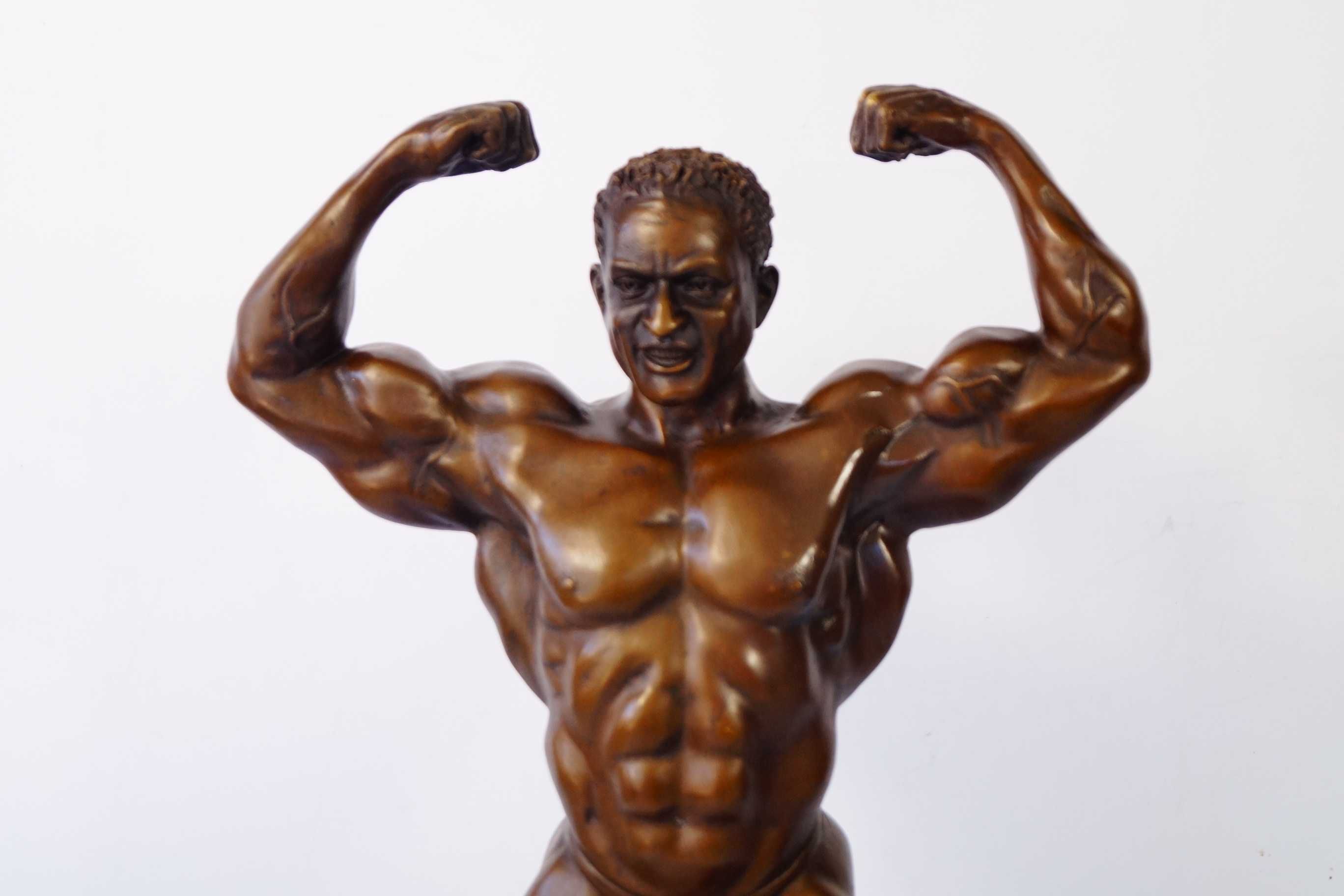 Kulturysta figura z brązu rzeźba statuetka