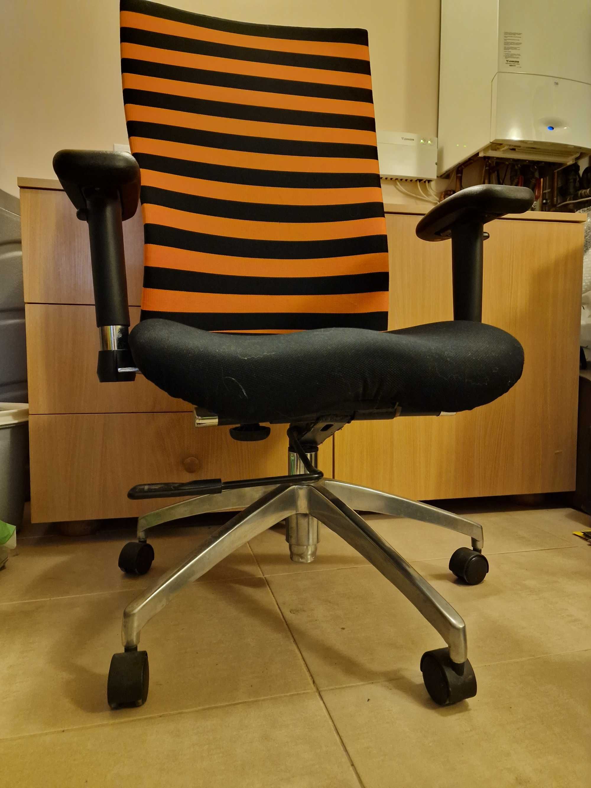 Fotel biurowy czarno pomarańczowy