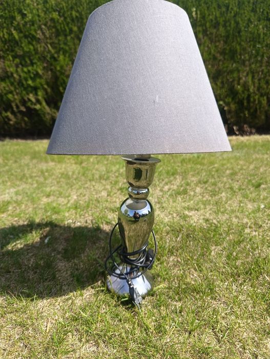 Ładna lampka na stalowej podstawie