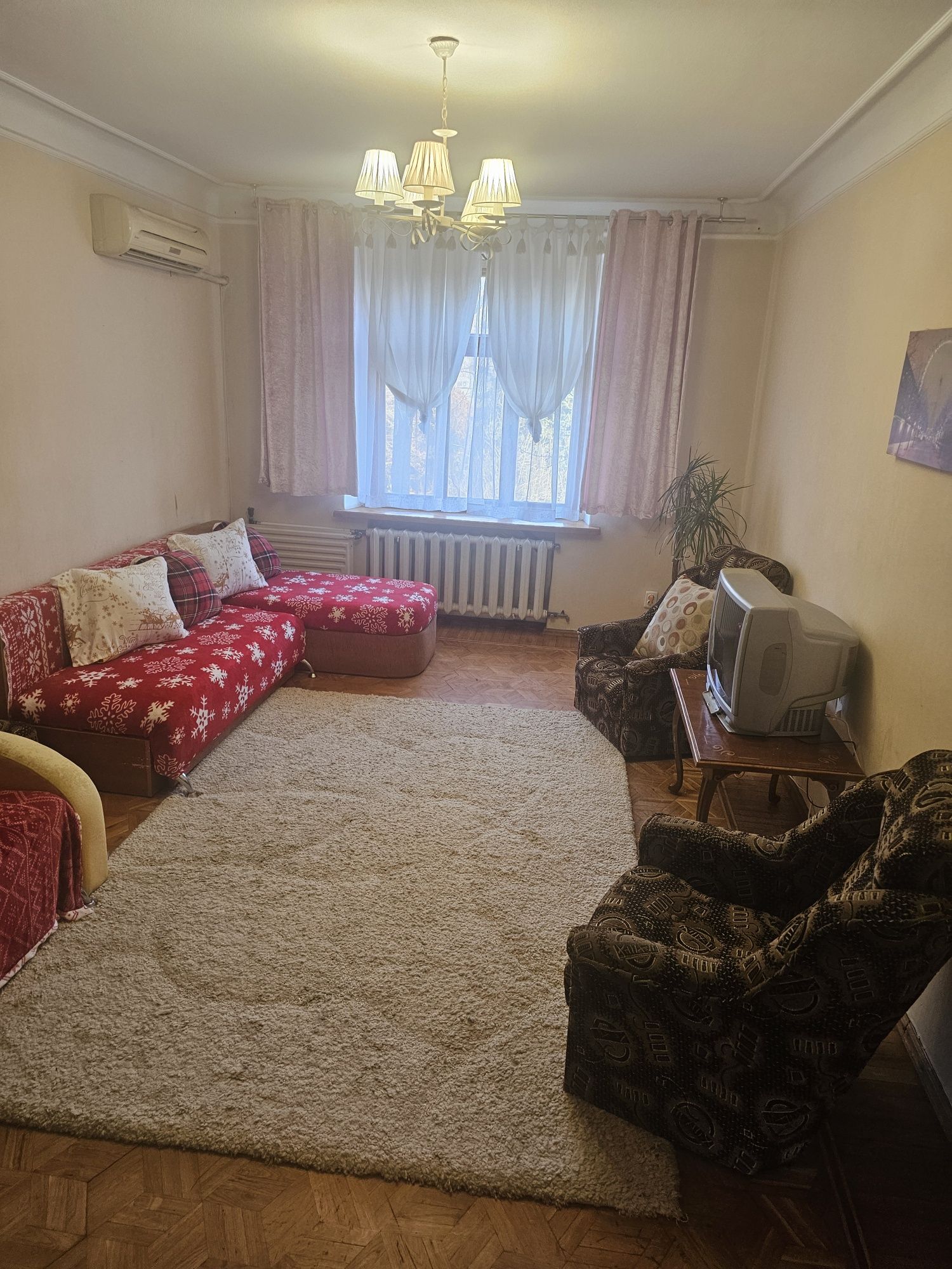 СДАМ ПОСУТОЧНО2к.в центре в парке Бабаева