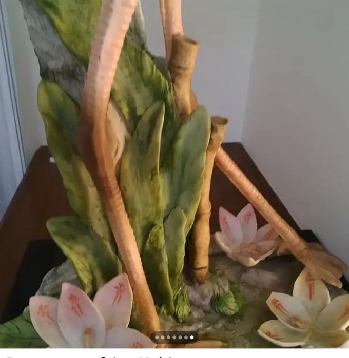 Linda estatueta  em marfinite  com 70 cm altura e base em madeira