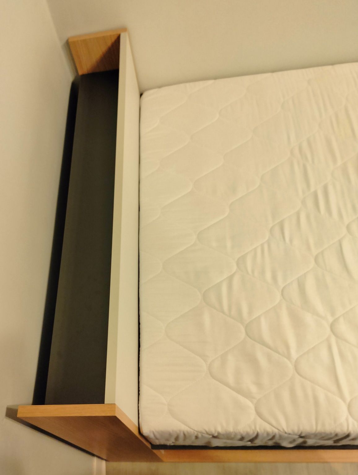 Łóżko z materacem i pojemnikiem 90×200cm IMOLA