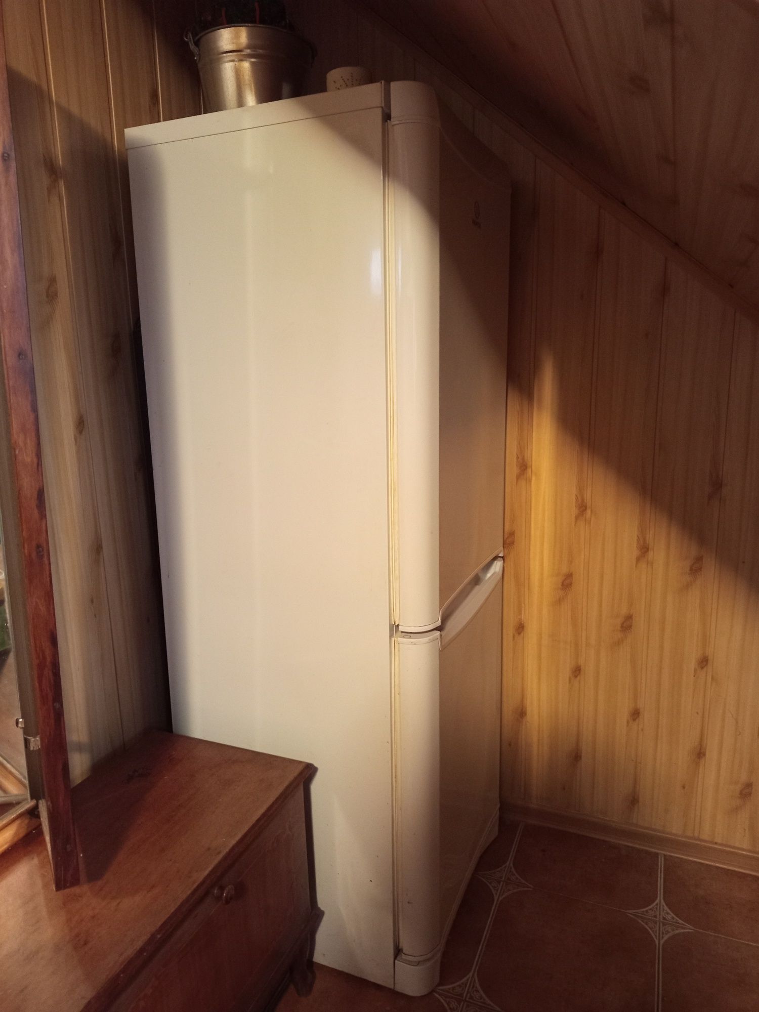 Холодильник Indesit робочий