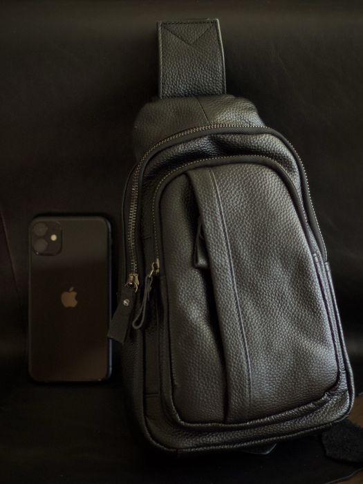 Сумка на грудь чоловіча шкіряна. Мужская кожаная сумка слинг / бананка