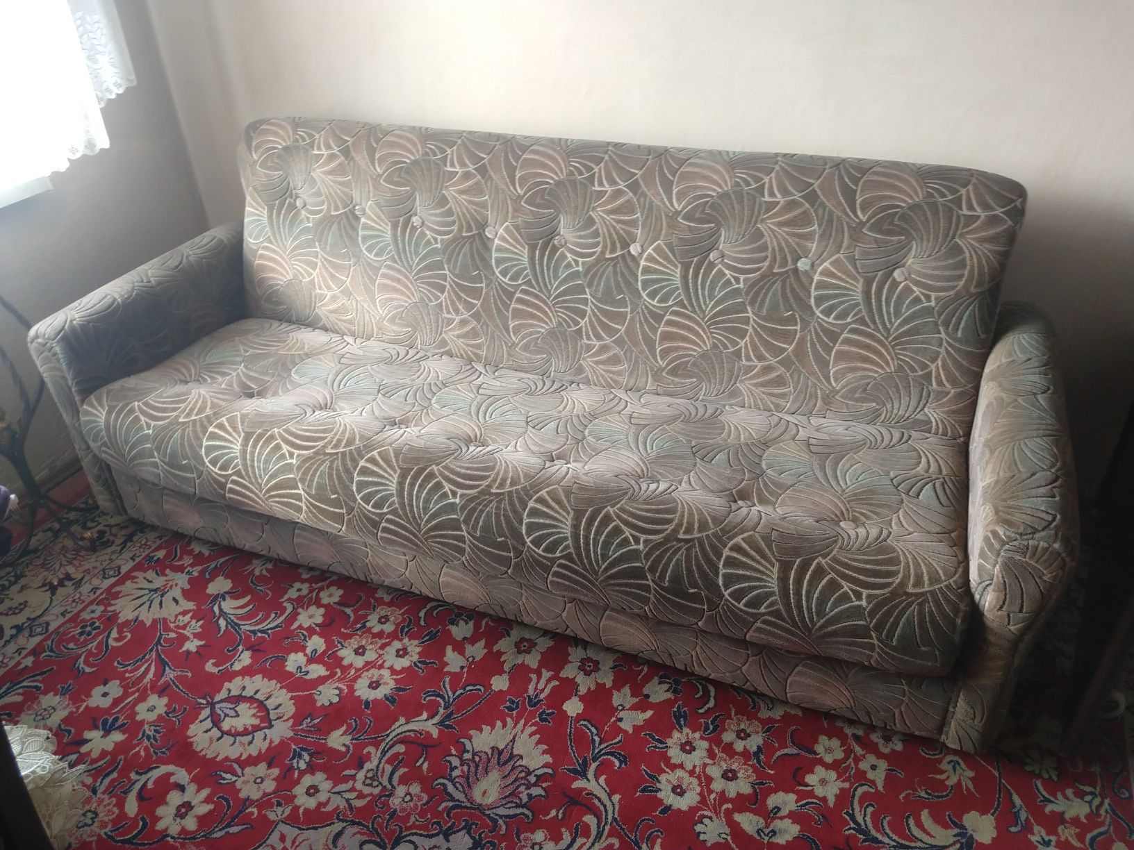 Wersalka kanapa rozkladana po renowacji z wymienioną tapicerką