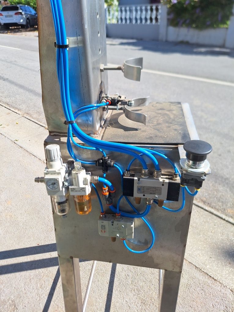 Capsulador de garrafas pneumática