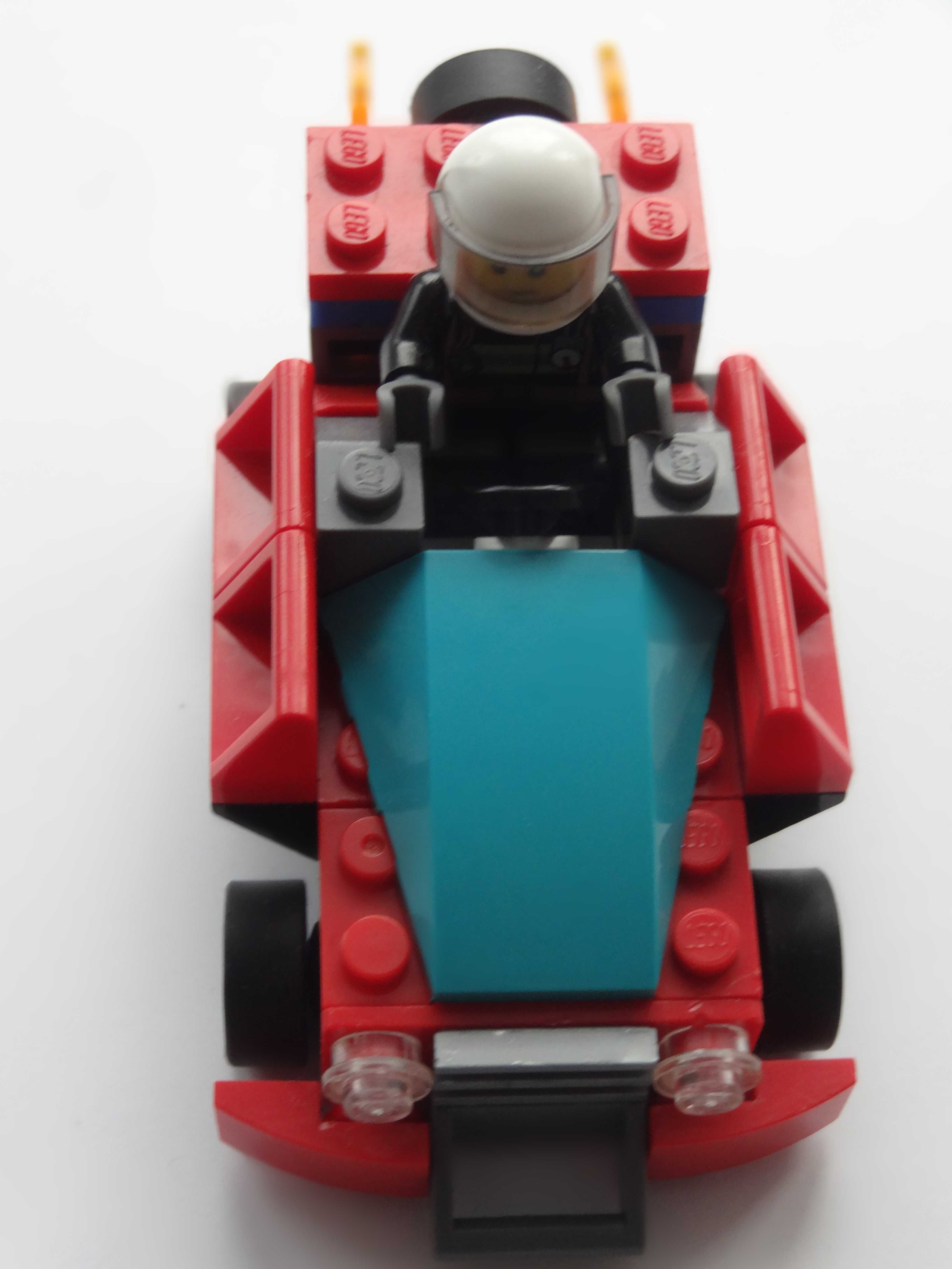 Superszybkie auto z turbo napędem z klocków Lego z kierowcą-ludzikiem