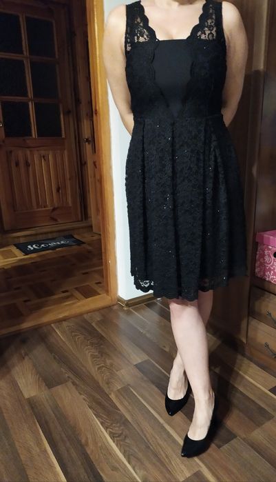 Piękna czarna koronkowa błyszcząca sukienka na karnawał 38 r M