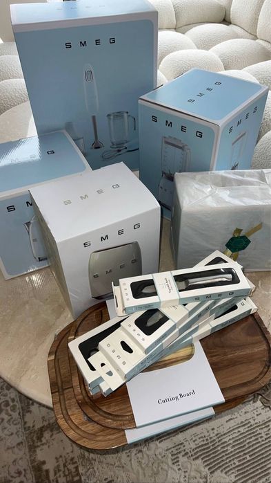 Набір ножів Smeg Бежевий Терміново продам ! В наявності