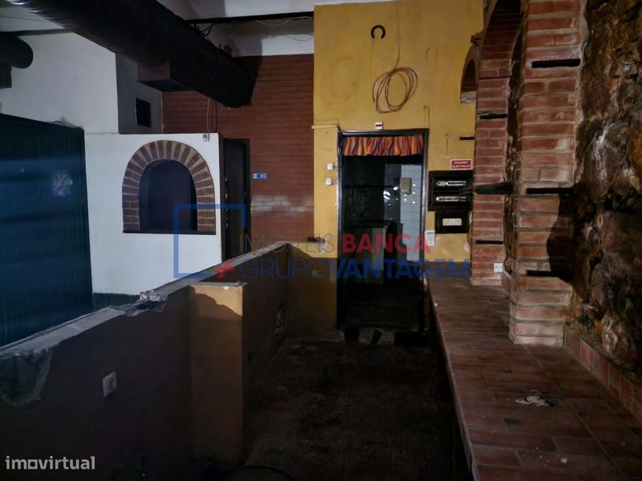 Moradia T3 com armazém anexo no centro de Mora.