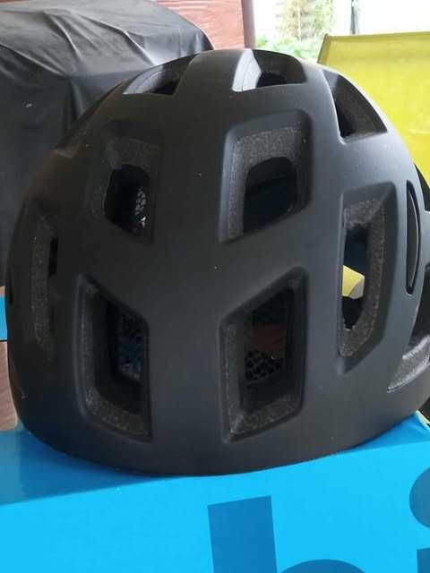 KASK ROWEROWY z TYLNĄ LAMPKĄ i odpinanym daszkiem