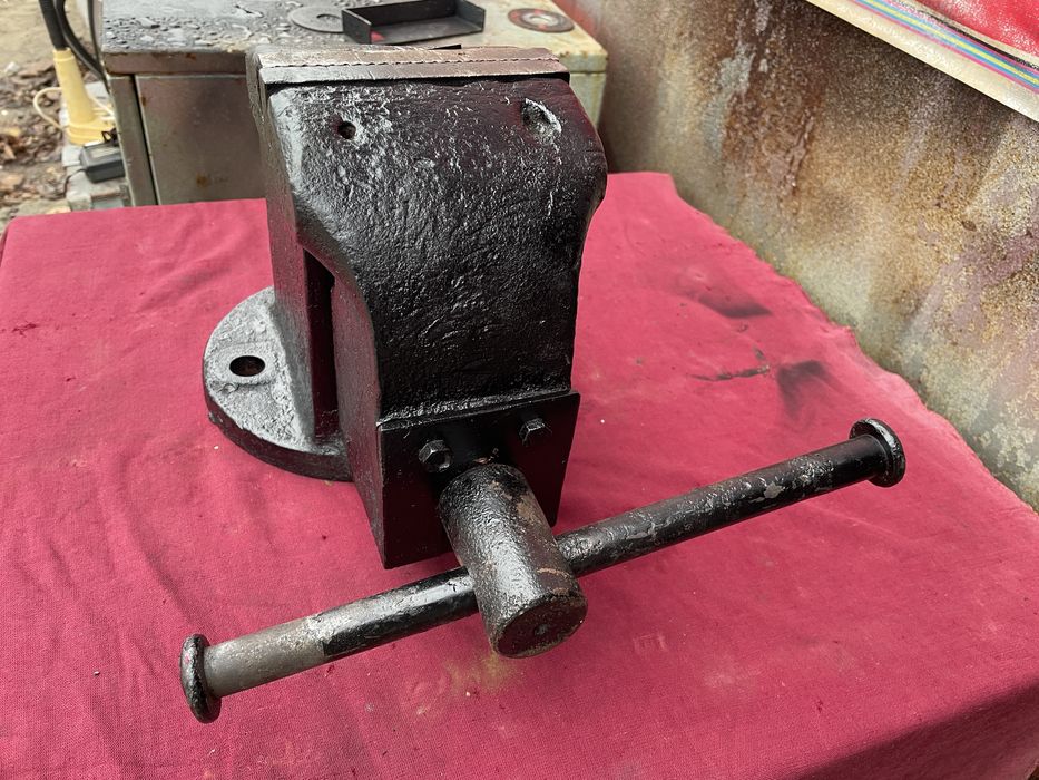 Тиски слесарные советские большие