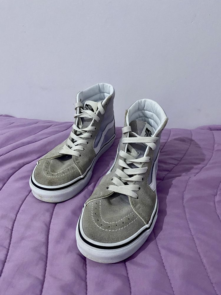 Vans lilás e cinza