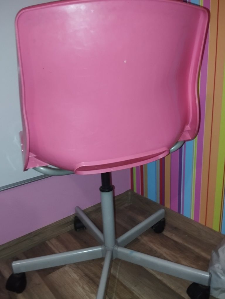 Krzesło różowe obrotowe  plastikowe