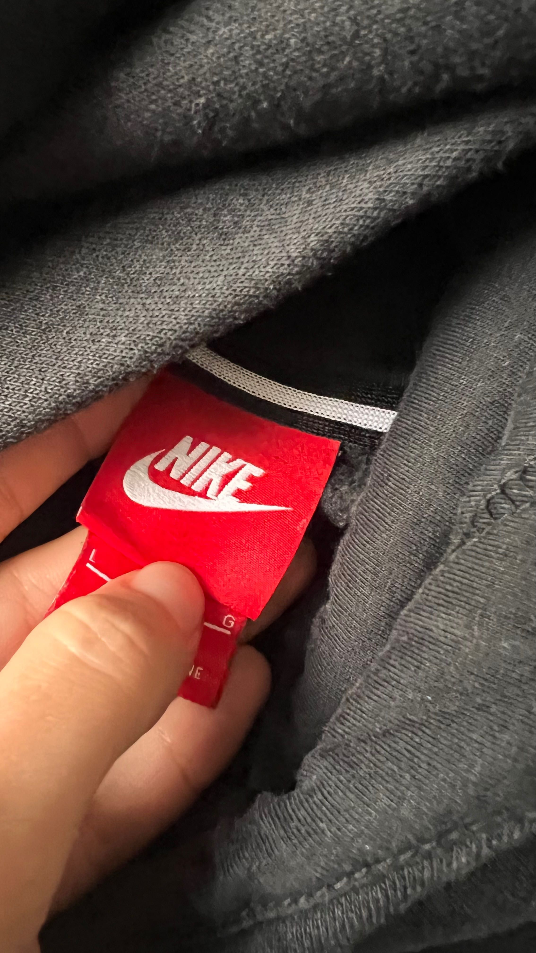 Czarna bluza Nike z kapturem z kominem i kieszeniami