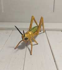Ręcznie rzeźbiony pasikonik sztuka ludowa owad