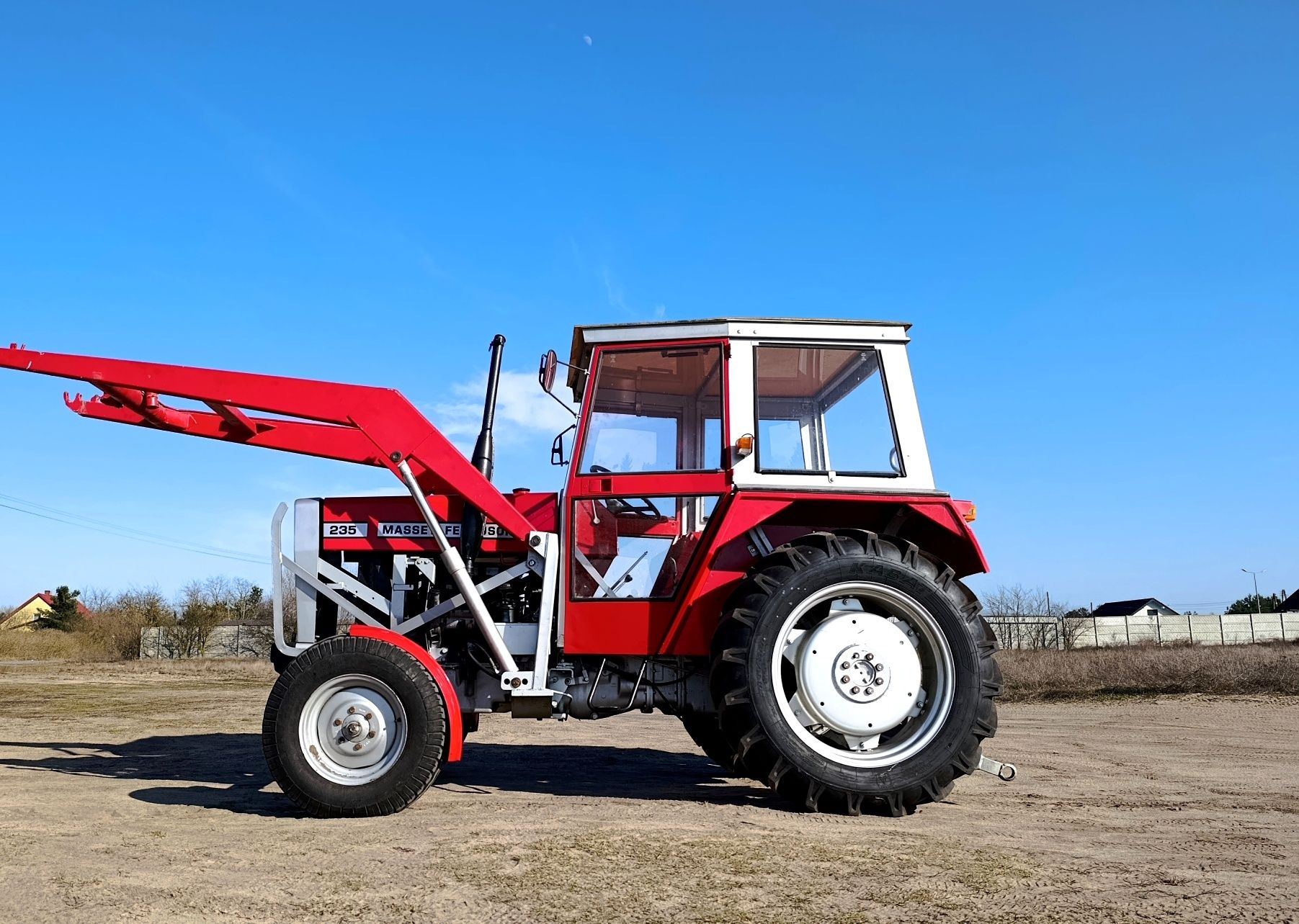 Ciągnik rolniczy Massey Ferguson MF235 z turem