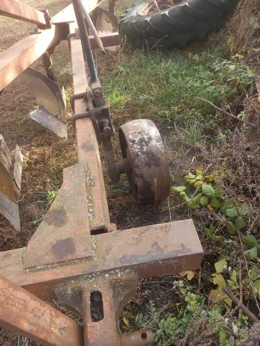 Плуг 5-ти корпусний на тонкому брусі