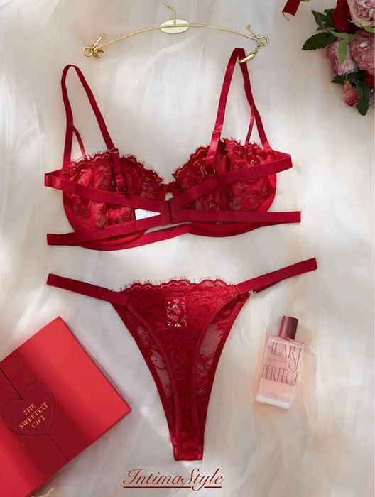 Сексуальний, яскравий бордовий комплект білизни