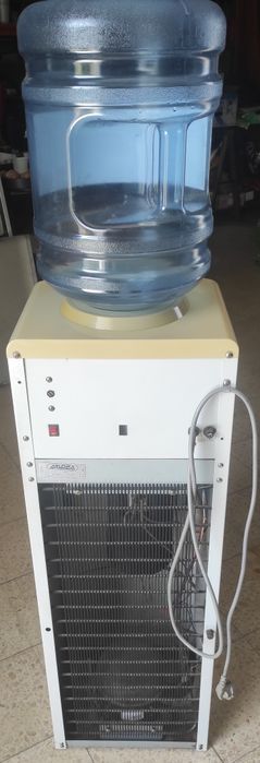 Dispensador de água fria e quente
