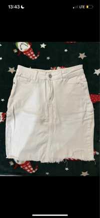 Biała spódnica jeansowa