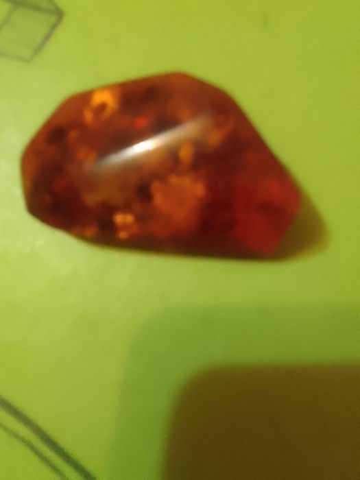 Брошка з морського янтаря