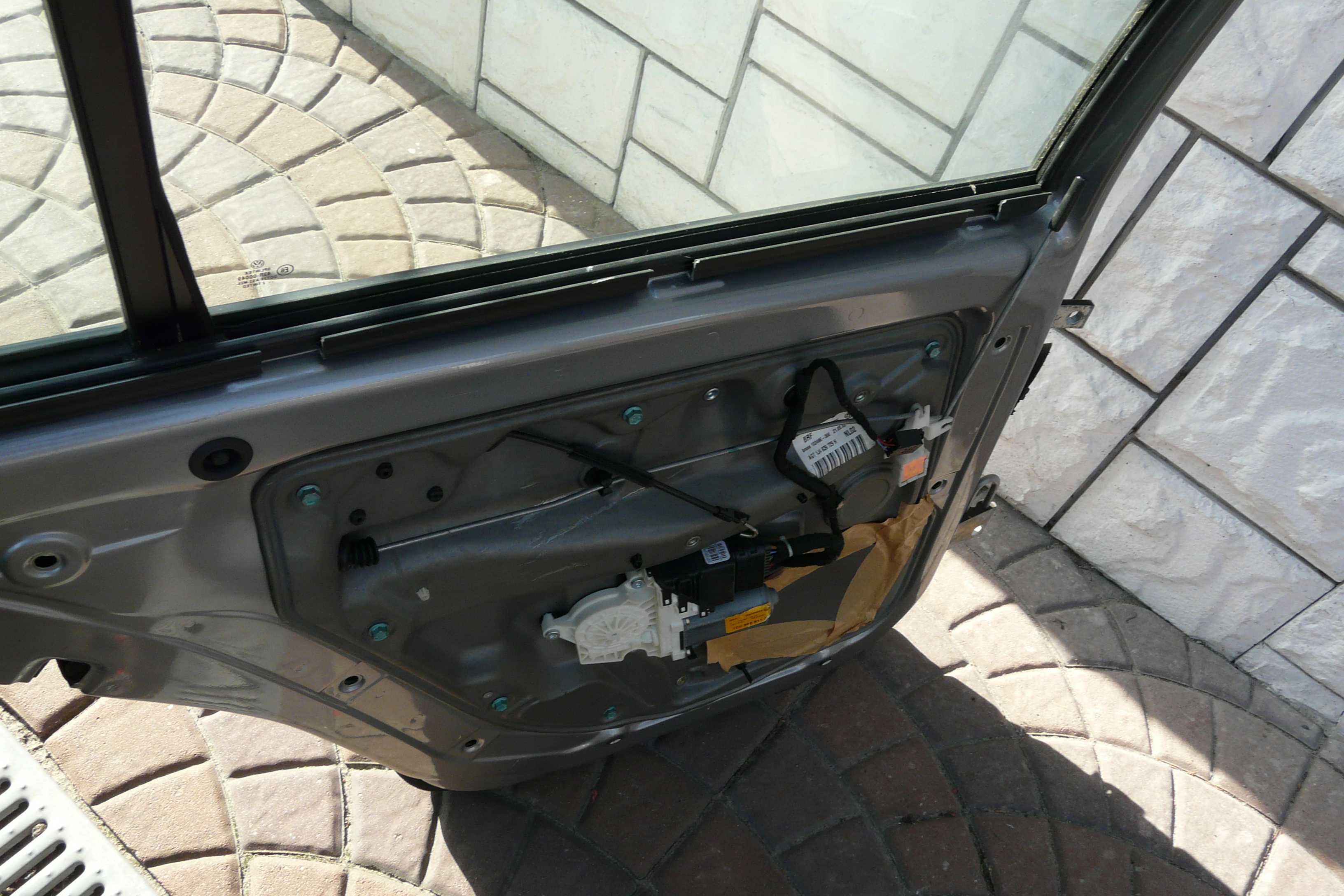 Drzwi lewy tył VW Golf IV kombi LD7V