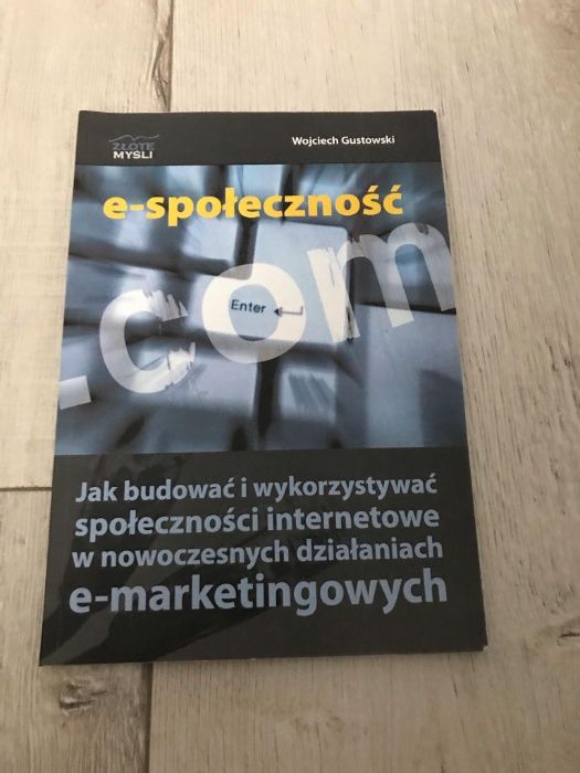"e-społeczność" W.Gustowski - książka