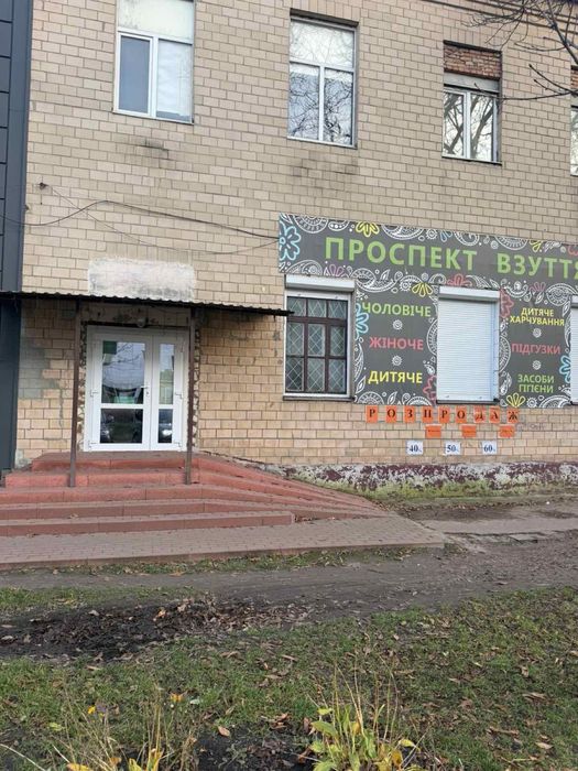 Здається в оренду фасадне торгове приміщення, вул. Вокзальна — 140 м²