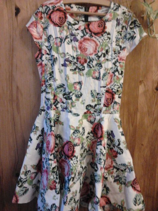 Sukienka w kwiaty s. Moriss r 36, kolor jasna z motywami kwiatowymi.