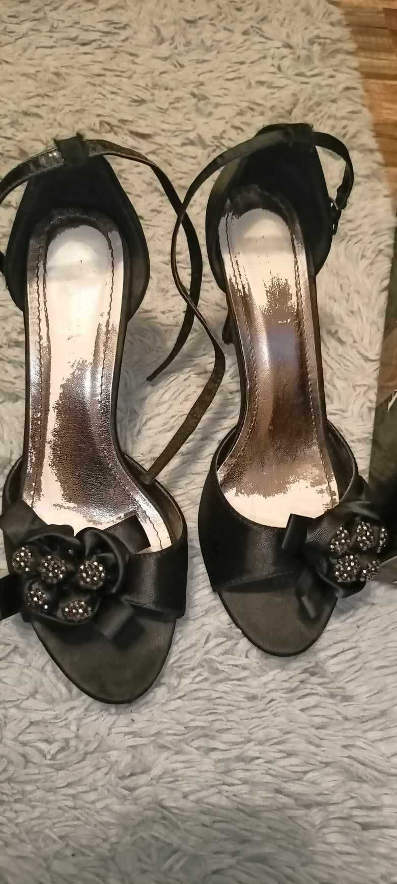 Czarne satynowe sandały na szpilce z ozdobą.