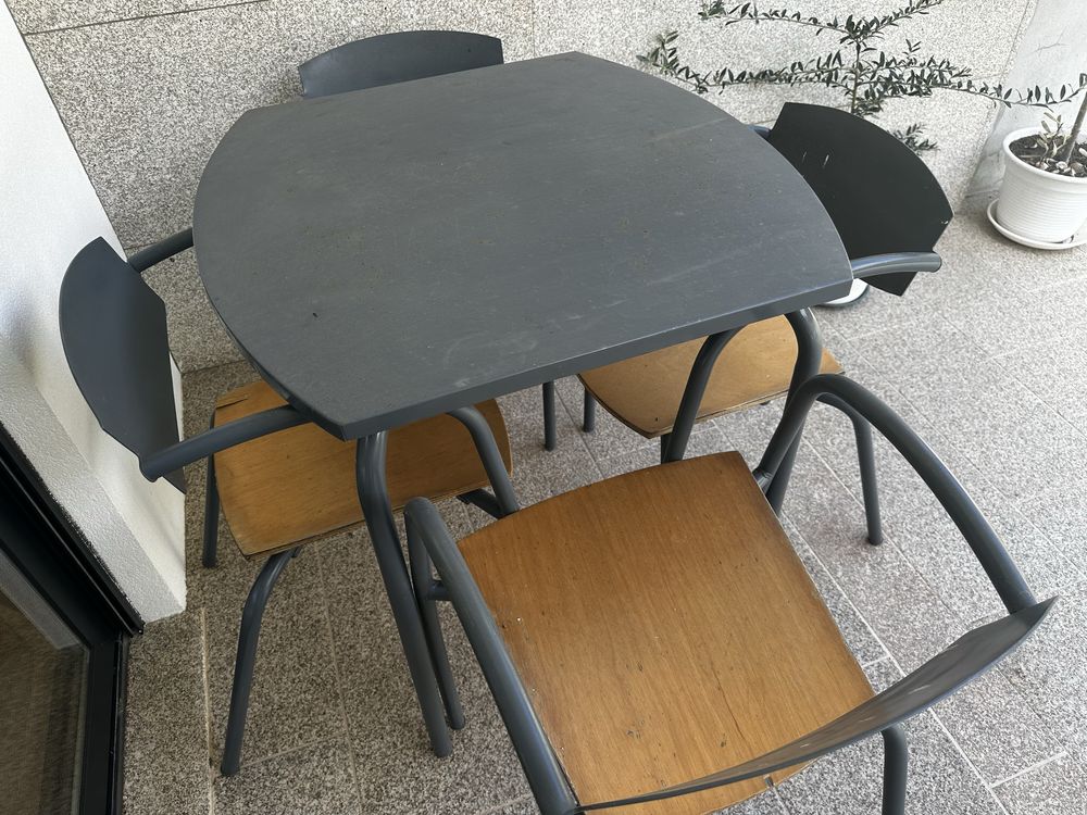 Mesa com 4 cadeiras