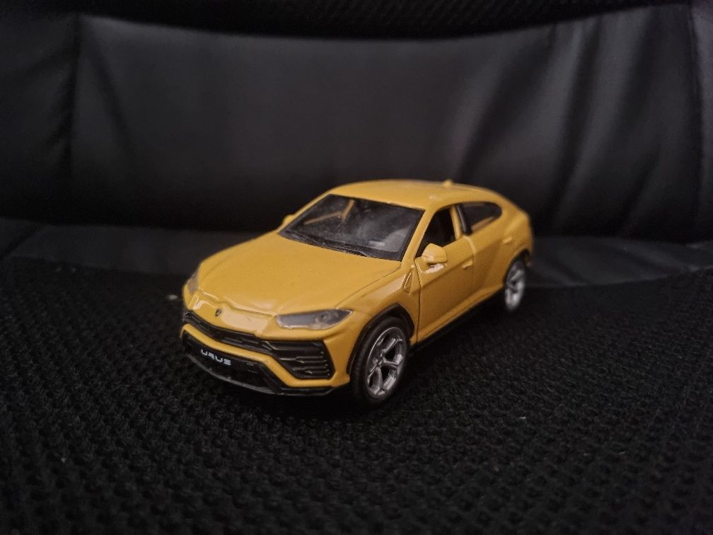 Lamborghini urus Amarelo