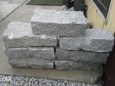 Kamień murowy z granitu KRAWĘŻNIK kostka granitowa 40x20x10