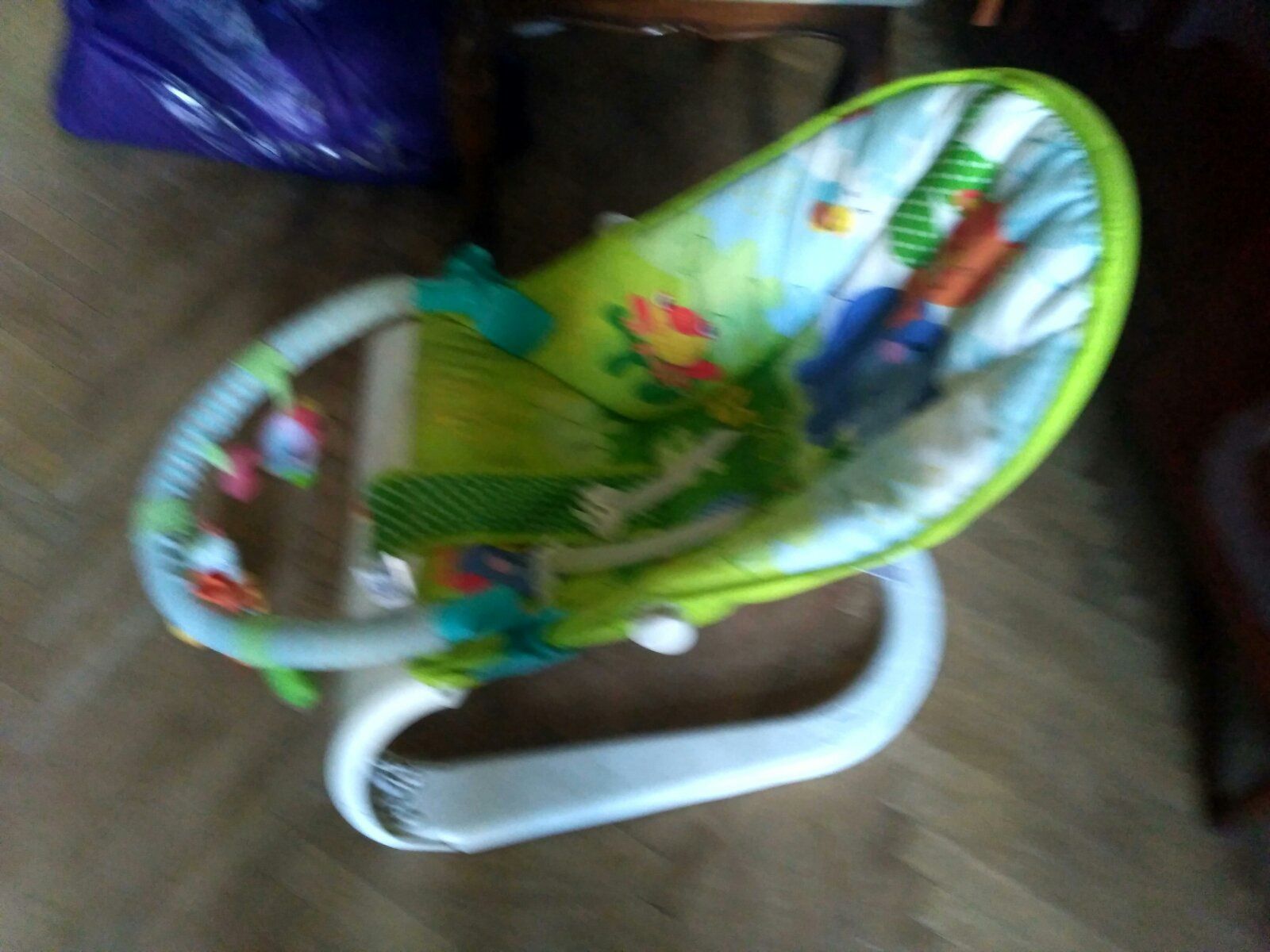 Дитяче крісло люлька з іграшками.