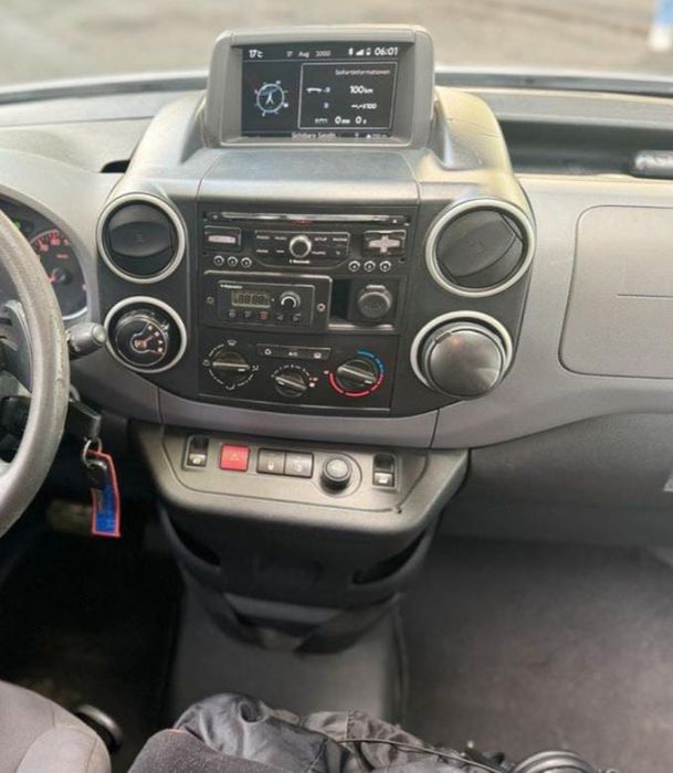 Peugeot Partner [L1H1]
1.6L [e-HDI] 90HP
• Automática 
• "FULL EXTRAS"