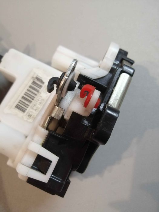 Fiat/Alfa/Lancia 500 07-15 замок дверей перед LH ZK1288 51827413