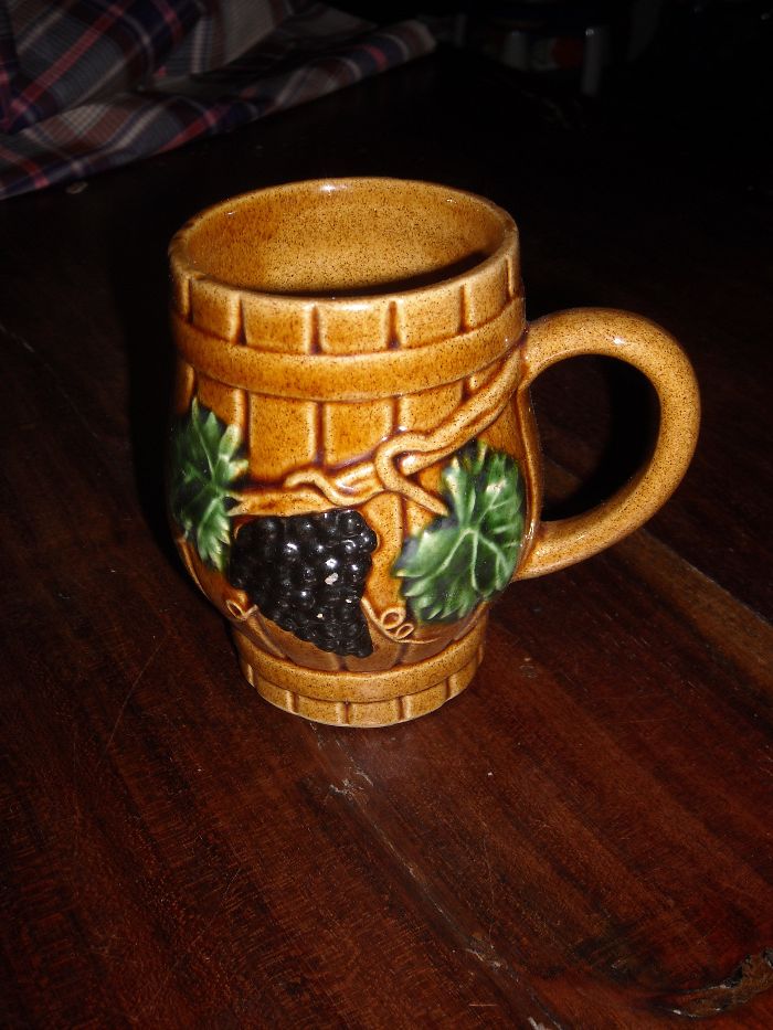 Caneca antiga em faianca das Caldas da Rainha