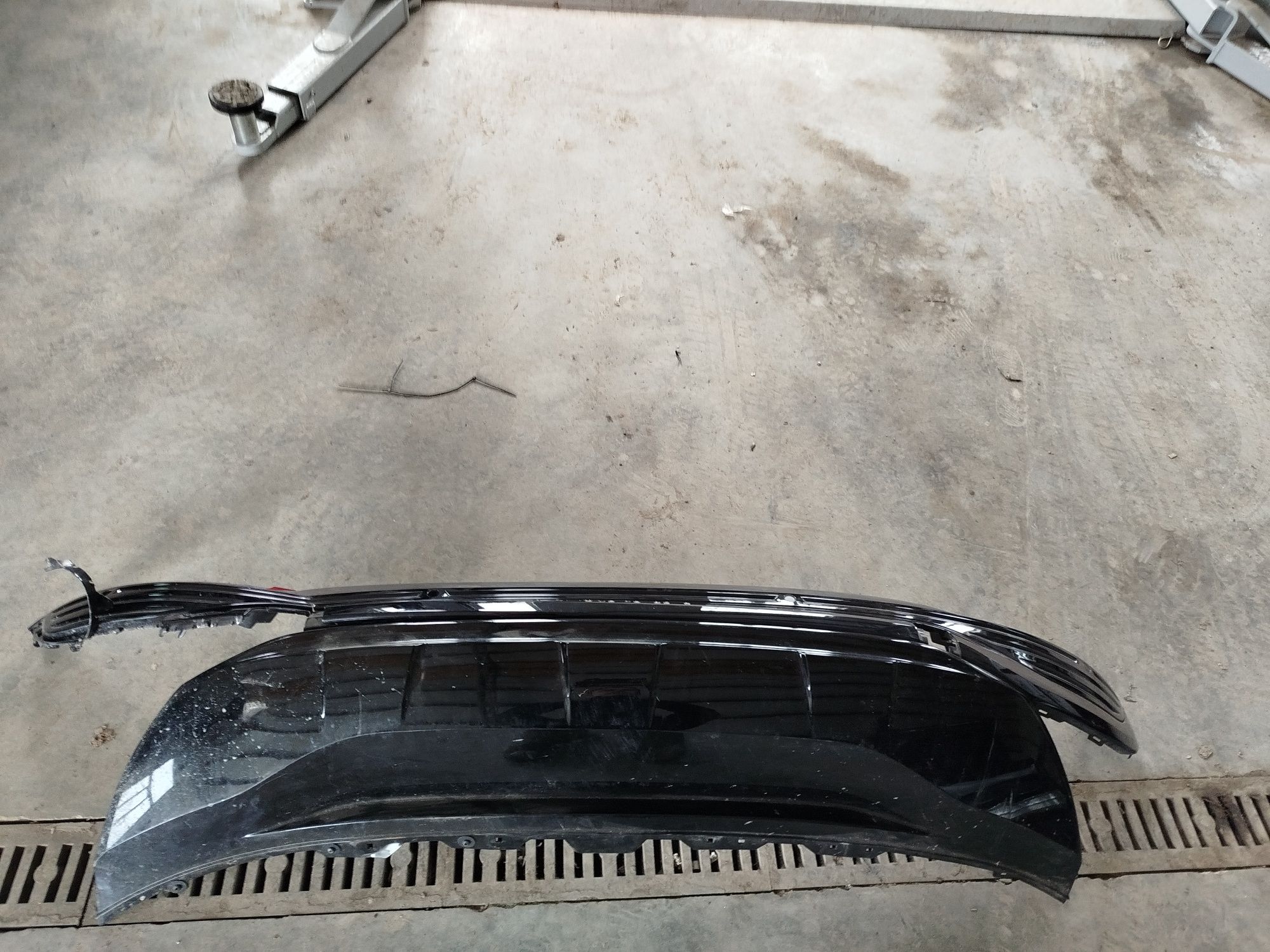 Губа заднього бампера Audi E-tron Q8 2023