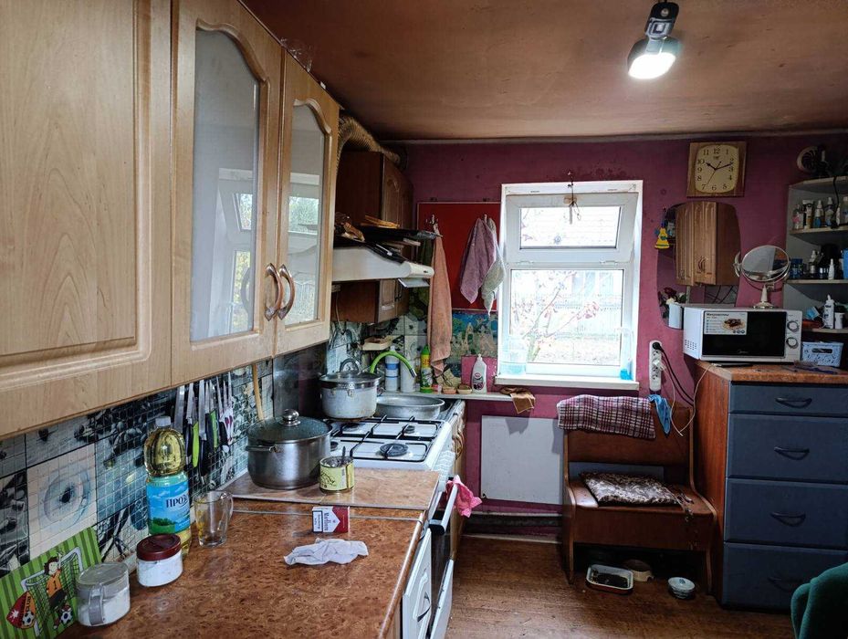 Продам земельну ділянку 11 соток та частину будинку по вул . Барболіна