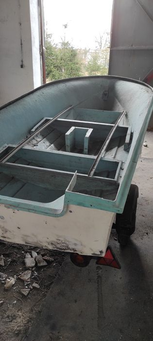 Łódka wędkarska z przyczepką