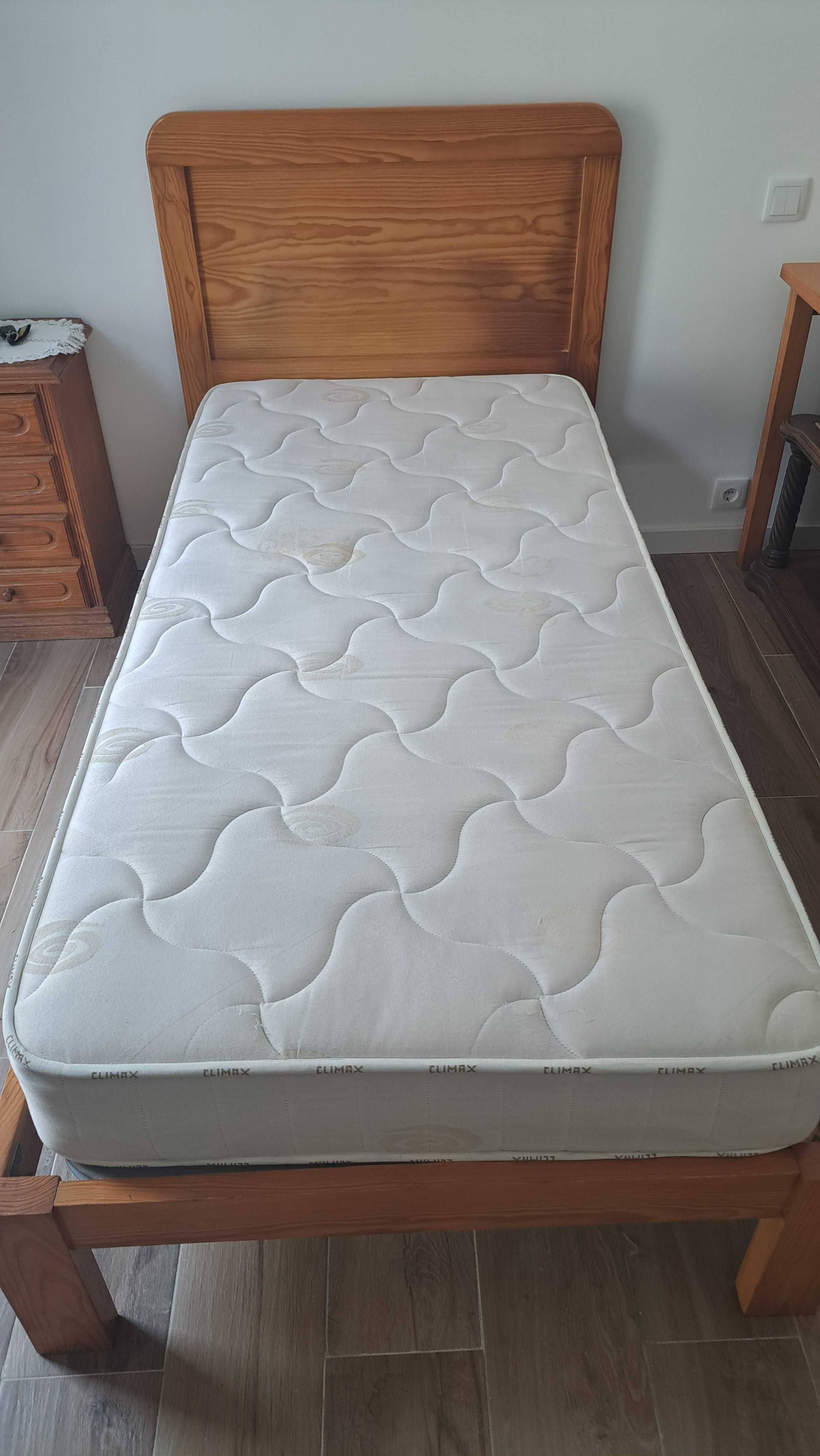 Cama de solteiro com estrado