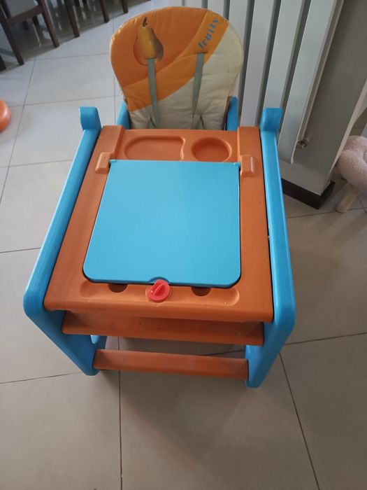 Stolik do karmienia i zabawy 2 w 1