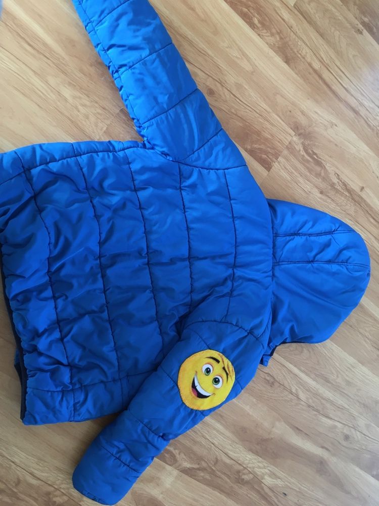 Śliczna niebieska kurtka z emotką 6-7 lat