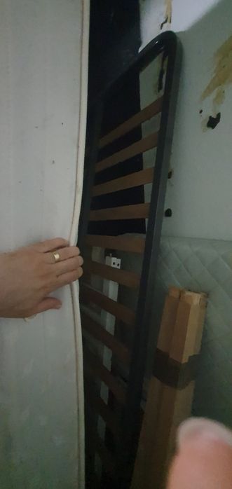 Cama de solteiro completa.