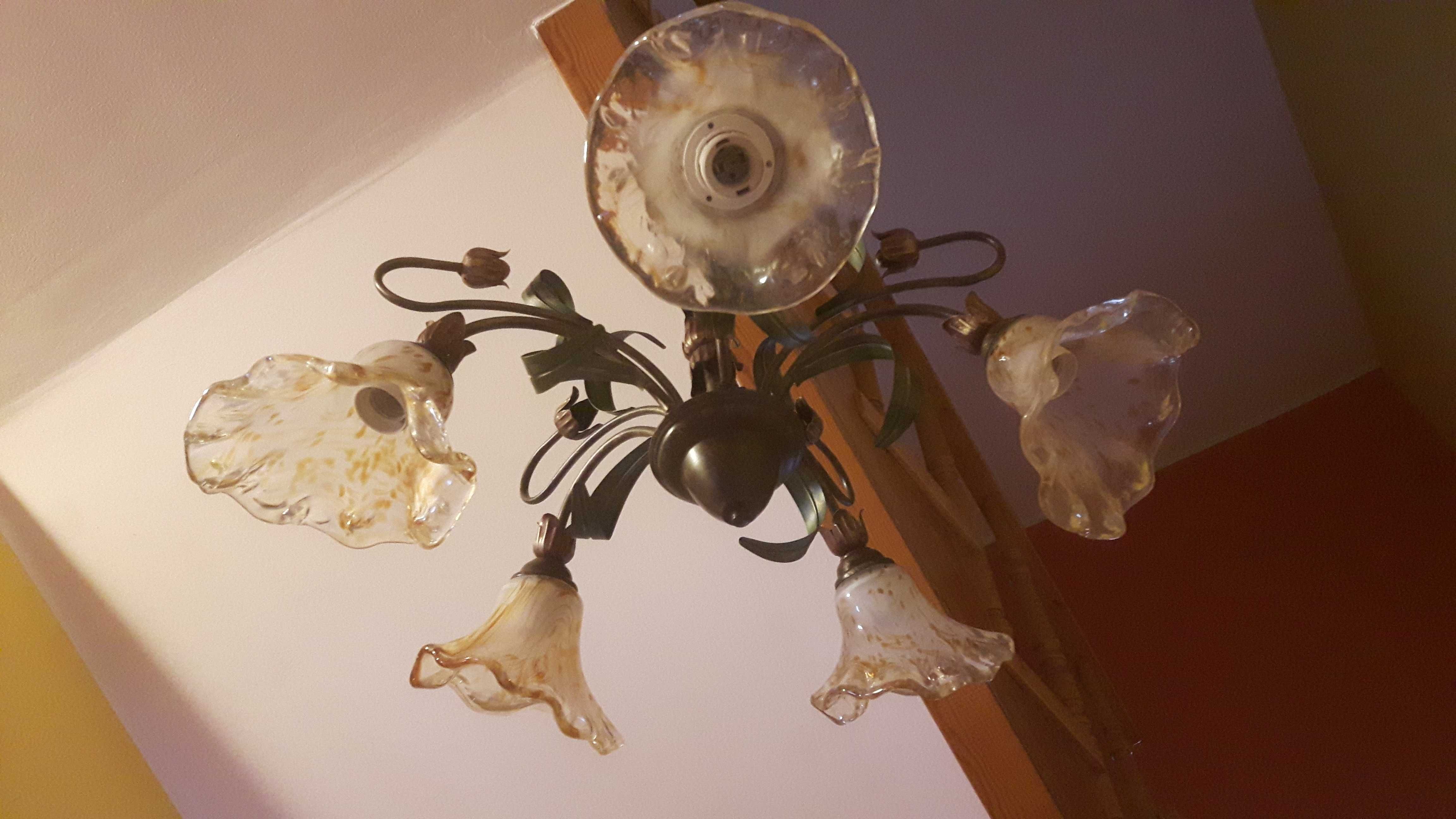 Lampa z szklanymi kloszami